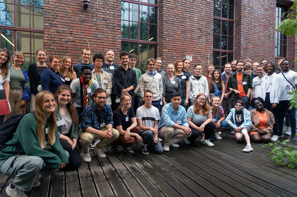 Gruppenbild der 50 Teilnehmenden an der Jugendkonferenz „jung & nachhaltig“ des Bundesjugendrings am 17.-18. Juni 2023 in Berlin.