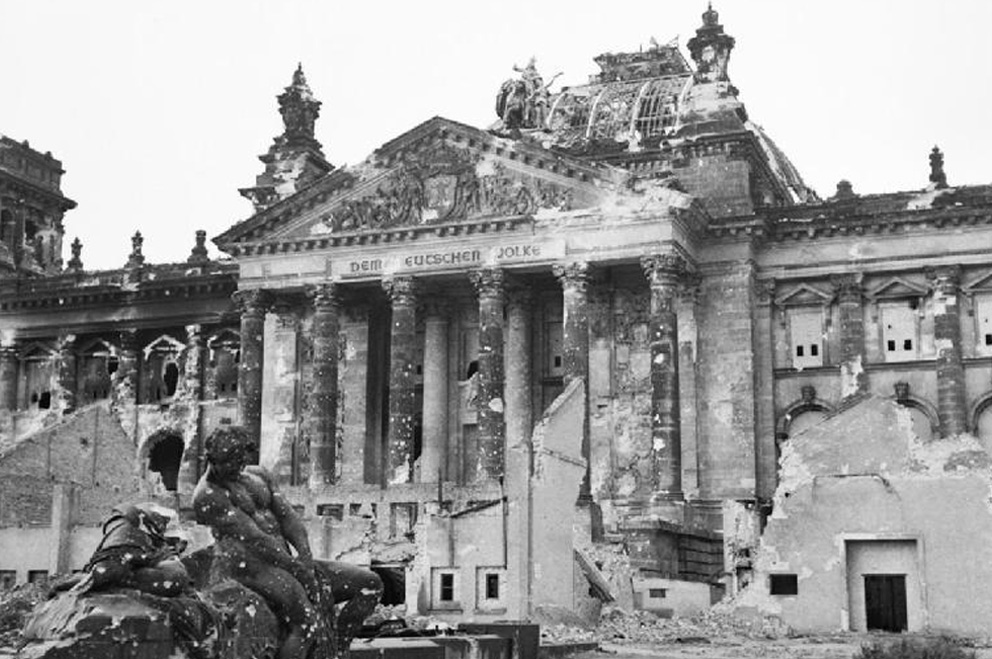 Foto des im Zweiten Weltkrieg zerstörten Reichstags.