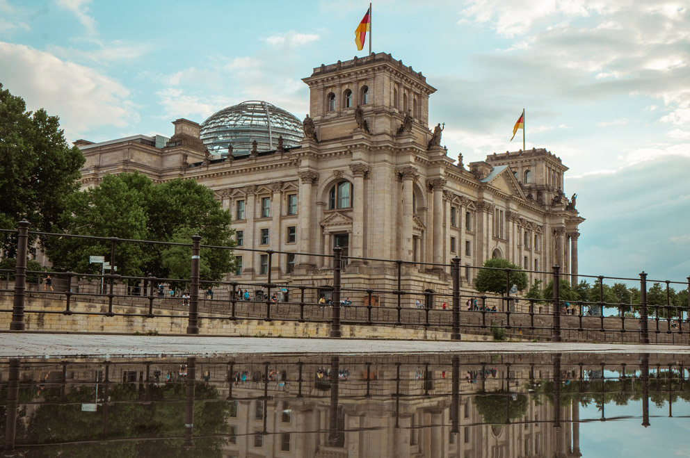 Das Reichstagsgebäude über die Spree hinweg fotografiert.
