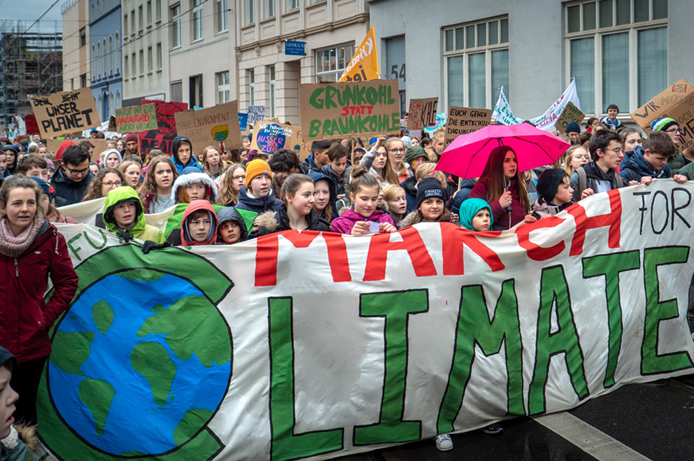 Junge Menschen auf einer Demonstration für wirksame Klimapolitik.