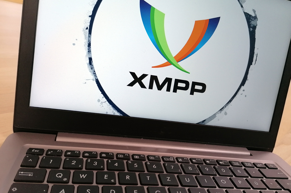 Foto von einem Laptop mit dem Logo von XMPP