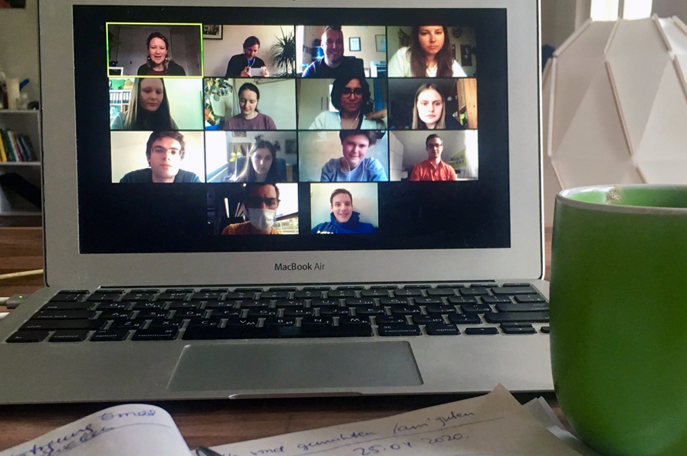 Foto eines Laptops mit Teilnehmer:innen einer Videokonferenz.