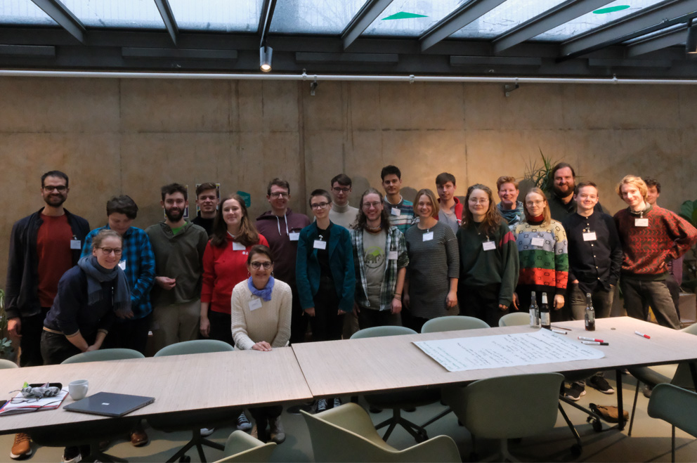 Gruppenfoto der Teilnehmenden am ersten Vernetzungstreffen der Koordinierungsstelle für Jugendbeteiligung in Klimafragen am 25.11.23 in Berlin. 