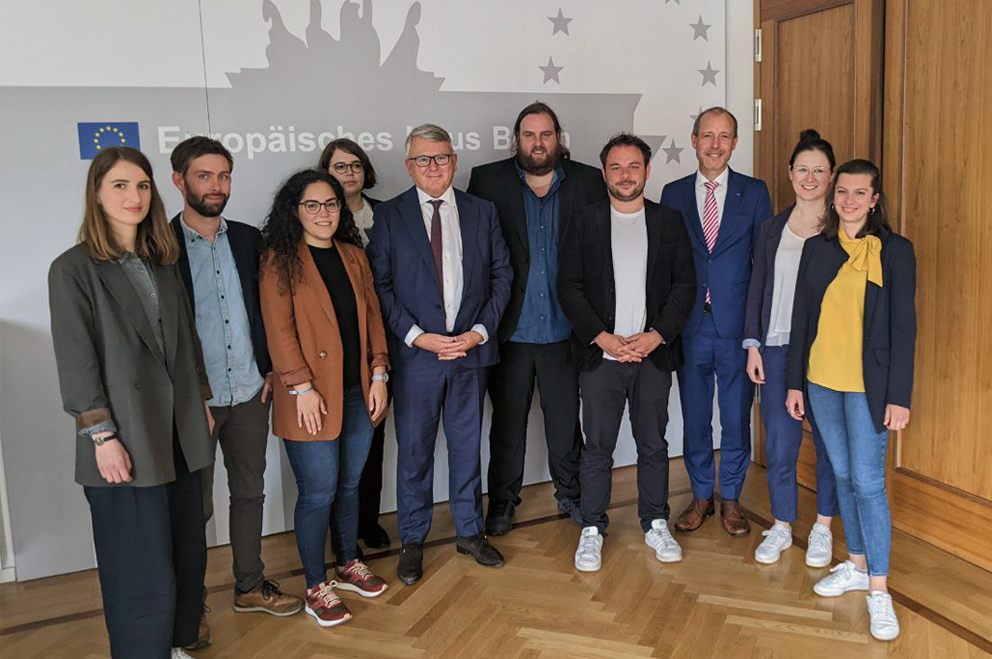 Gruppenfoto der Jugendvertreter*innen mit dem EU-Kommissar.