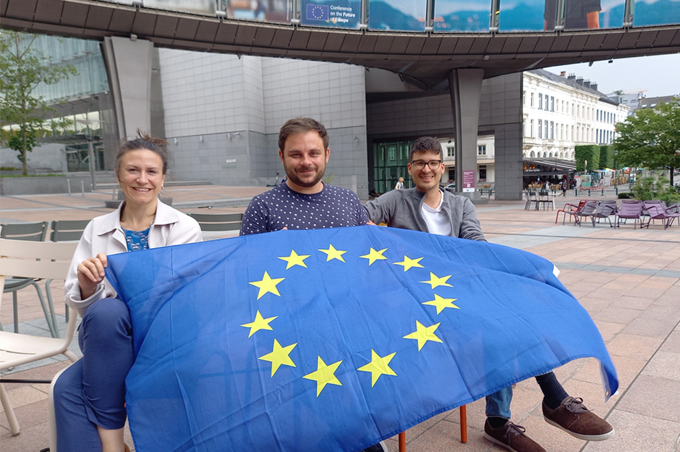 Lisis Maier, Marius Schlageter und Tobias Köck mit Europa-Fahne in Brüssel.