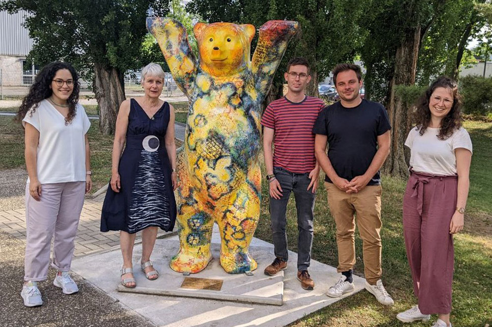Gruppenbild mit Vertreter*innen des Bundesjugendrings und Botschafterin Frasch. In der Mitte die lebensgroße Skulptur eines Berliner Bären.