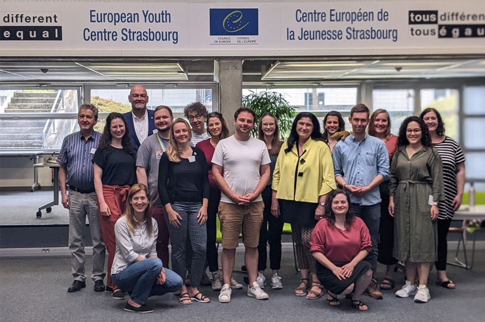 Gruppenfoto der Delegation vom Bundesjugendring im Europäischen Jugendzentrum in Straßburg.