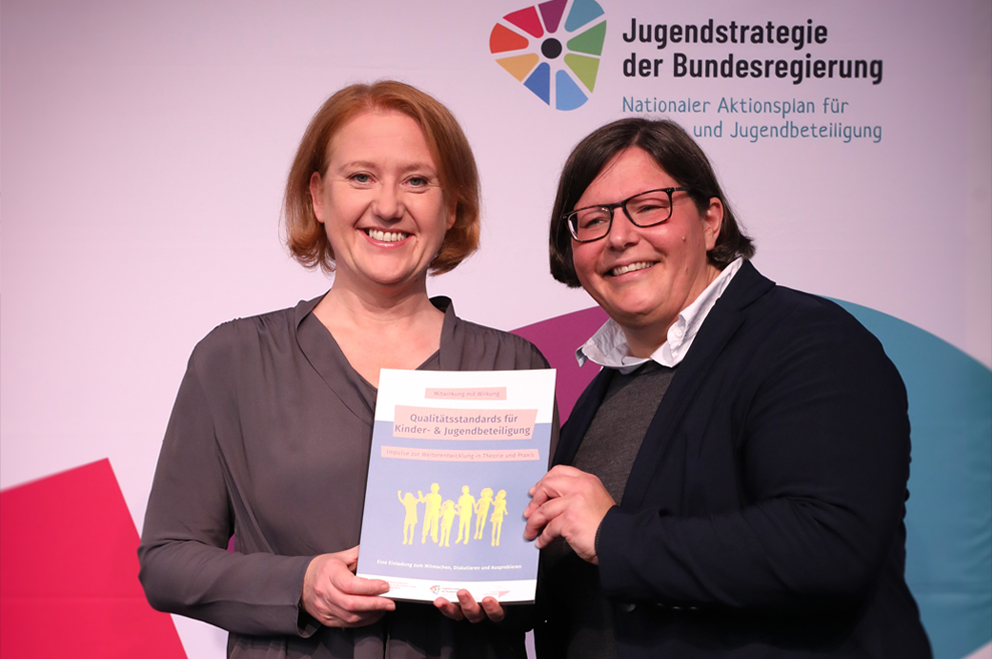 Bundesjugendministerin Lisa Paus und Bundesjugendring-Vorsitzende Daniela Broda zeigen die Broschüre mit den Qualitätsstandards.