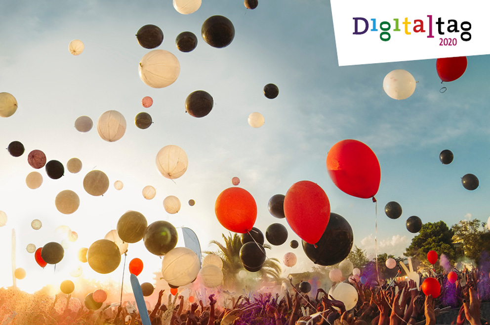 Foto bunter Luftballons zusammen mit dem Schriftzug Digitaltag.