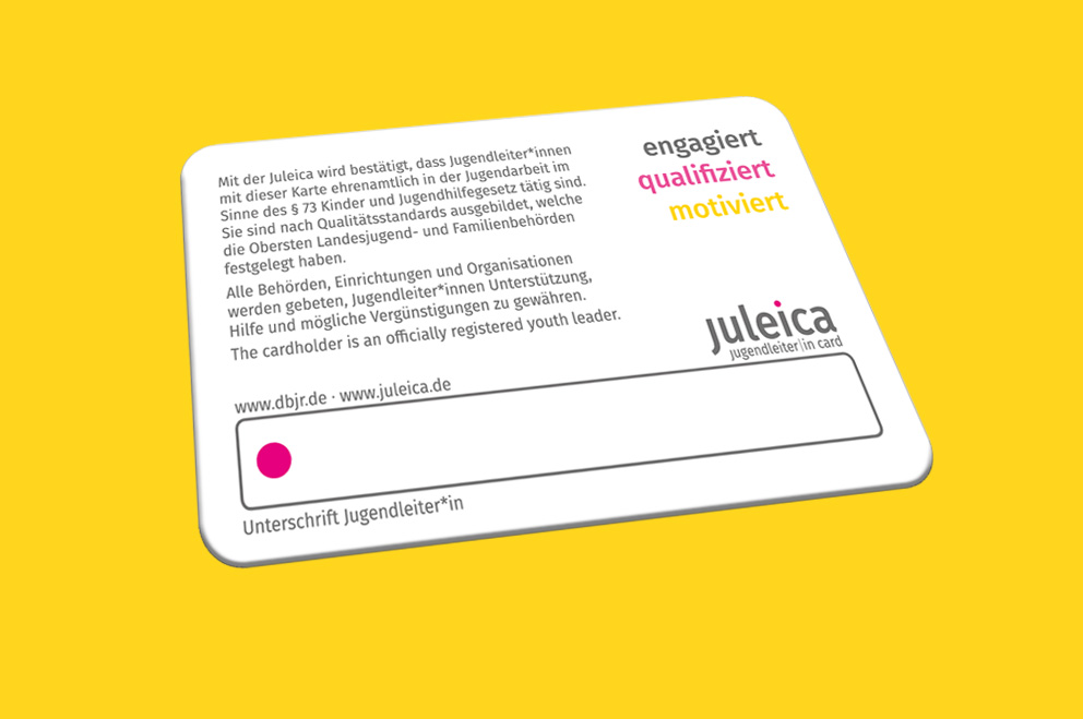 Die Rückseite der Juleica auf gelbem Grund. Oben rechts die Wortmarke "engagiert, qualifiziert, motiviert".
