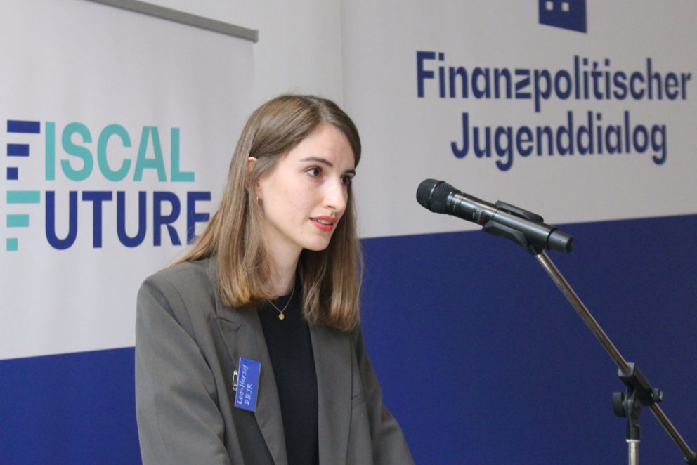 Lea Herzig (Vorstand Bundesjugendring) beim Jugenddialog von Fiscal Future