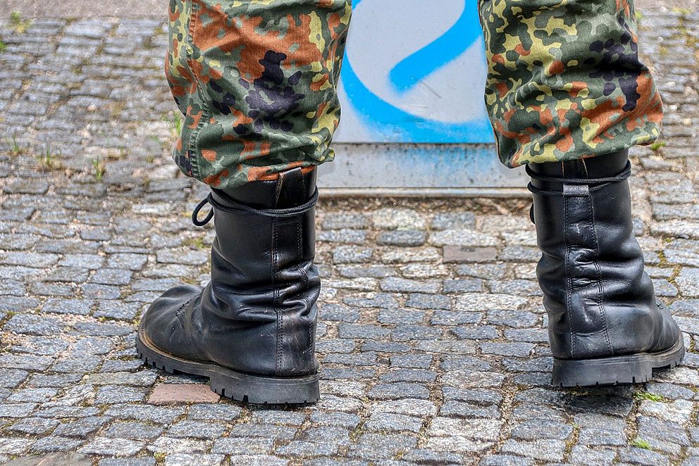 Stiefel und Tarnhose der Bundeswehr