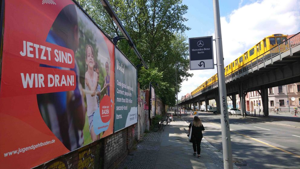 Plakat an einer Berliner Straße.