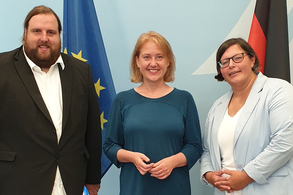 Gruppenfoto: Wendelin Haag (Vorsitzender Bundesjugendring), Lisa Paus (Bundesjugendministerin) und Daniela Broda (Vorsitzende Bundesjugendring)
