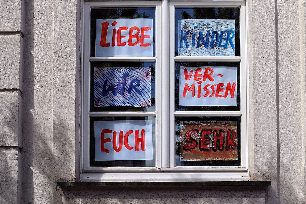 Fenster mit Botschaft: Liebe Kinder wir vermissen euch sehr