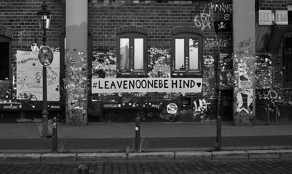 Grafitto auf einer Mauer: Leave Noone behind