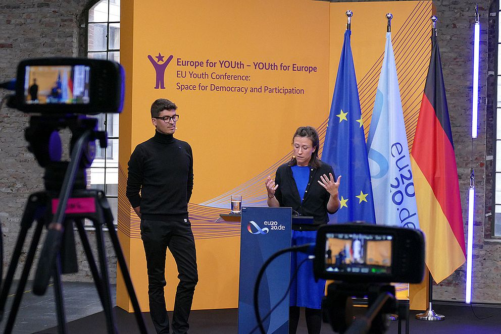 Lisi Maier und Tobias Köck bei der Eröffnung der EU-Jugendkonferenz 2020