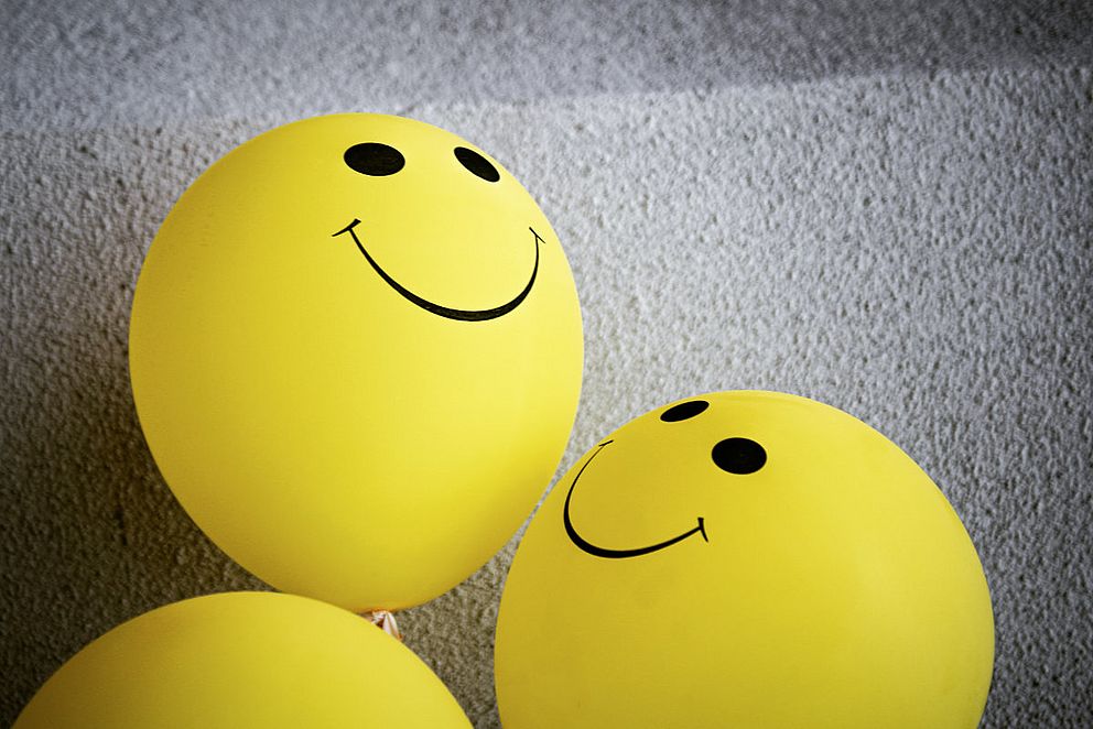 Gelbe Luftballons mit Smiley-Gesicht.