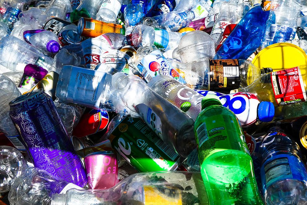 Müllhaufen aus leeren Plastikflaschen.