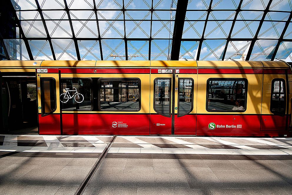 Berliner S-Bahn mit offener Türe