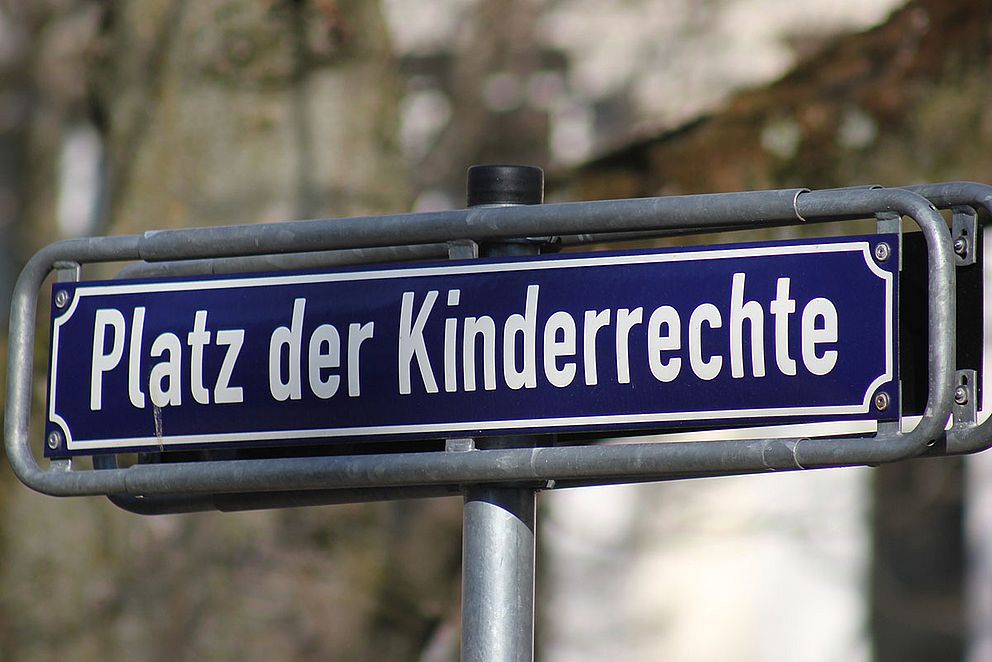 Straßenschild: Platz der Kinderrechte