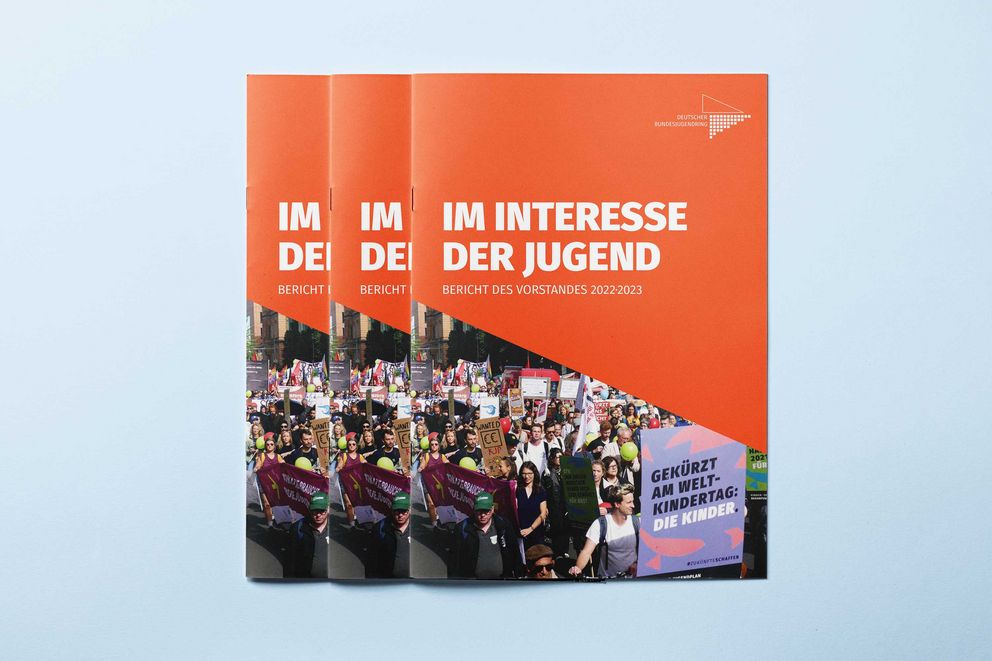 Cover des DBJR-Vorstandsberichts 2022-23 "Im Interesse der Jugend" 