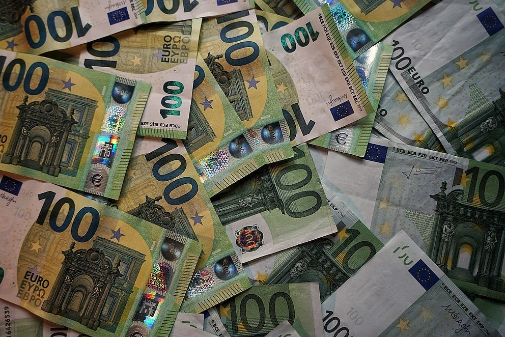 Hunderte 100-Euro-Scheine